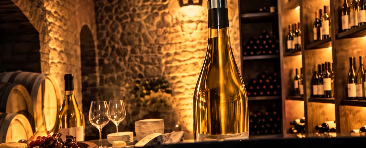 Bouteille de blanc sur le comptoir de la cave voûtée