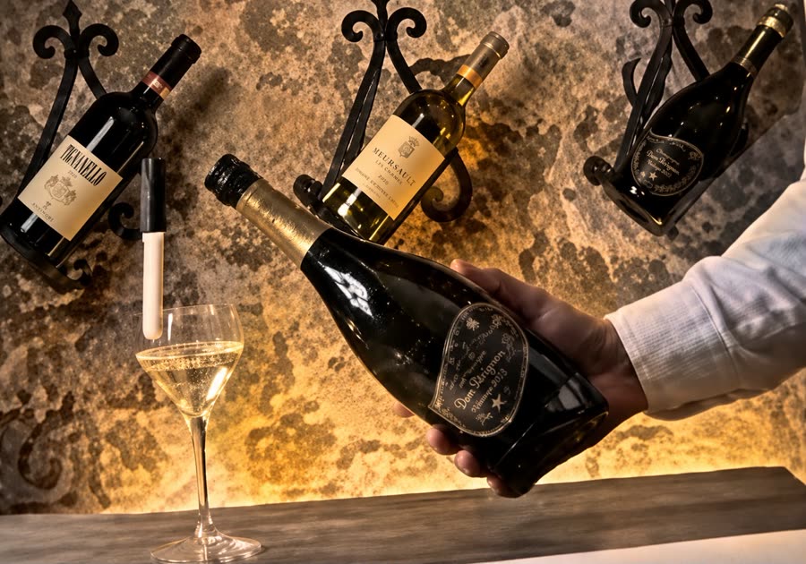 Service d’une bouteille de blanc dans la cave