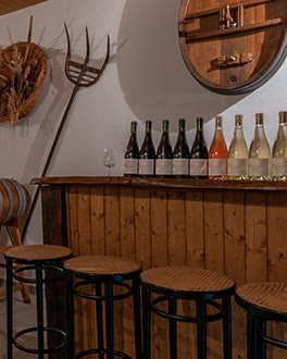 Le caveau de dégustation et son comptoir en bois