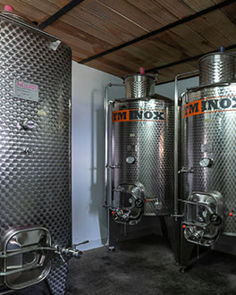 La salle des cuves en inox